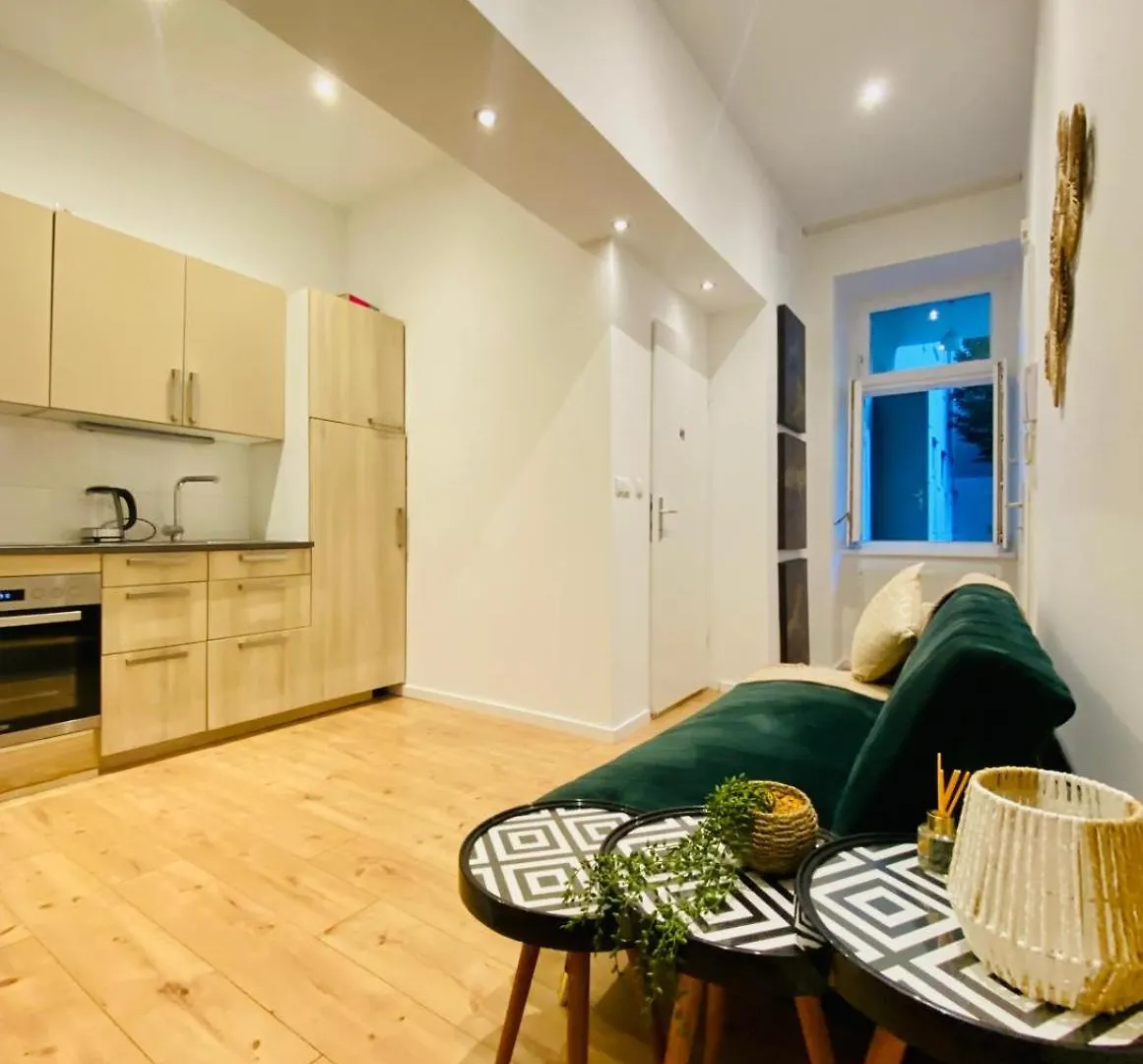Ottakring Gem Shared 4-Br Retreat Breathtaking City Views ウィーン
