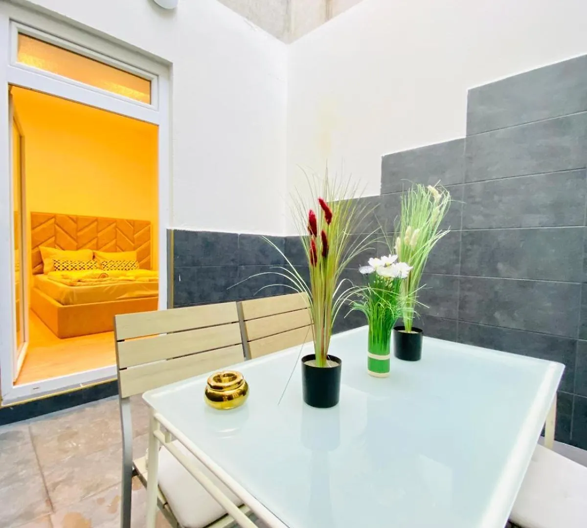 Ottakring Gem Shared 4-Br Retreat Breathtaking City Views ウィーン アパート