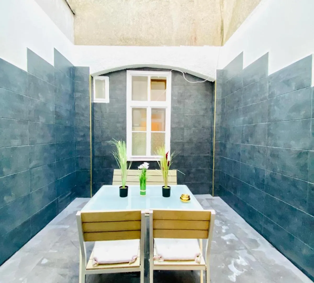 Ottakring Gem Shared 4-Br Retreat Breathtaking City Views ウィーン