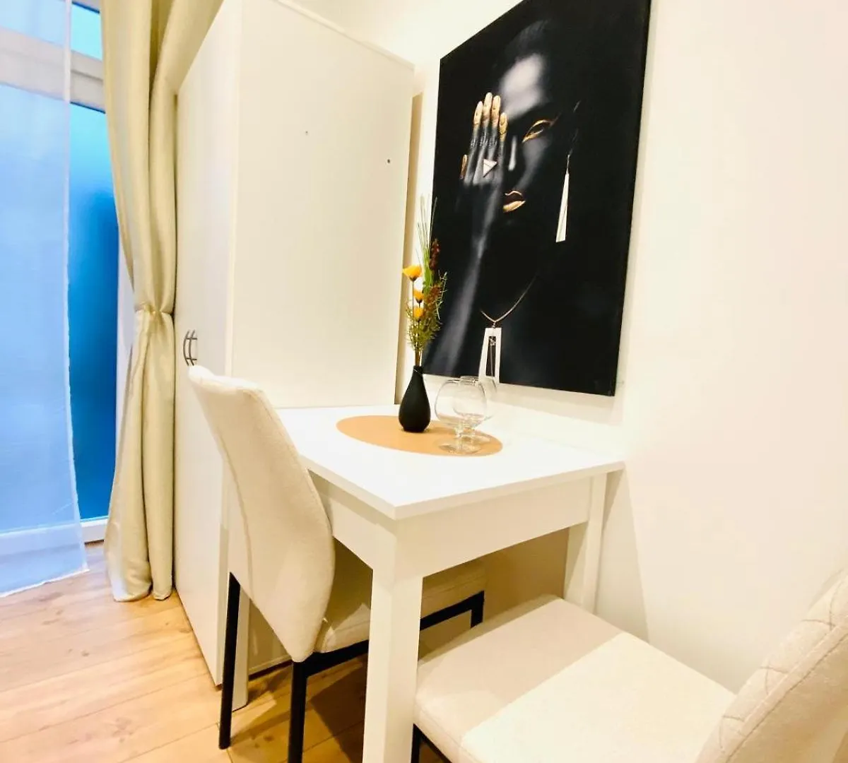Ottakring Gem Shared 4-Br Retreat Breathtaking City Views ウィーン アパート