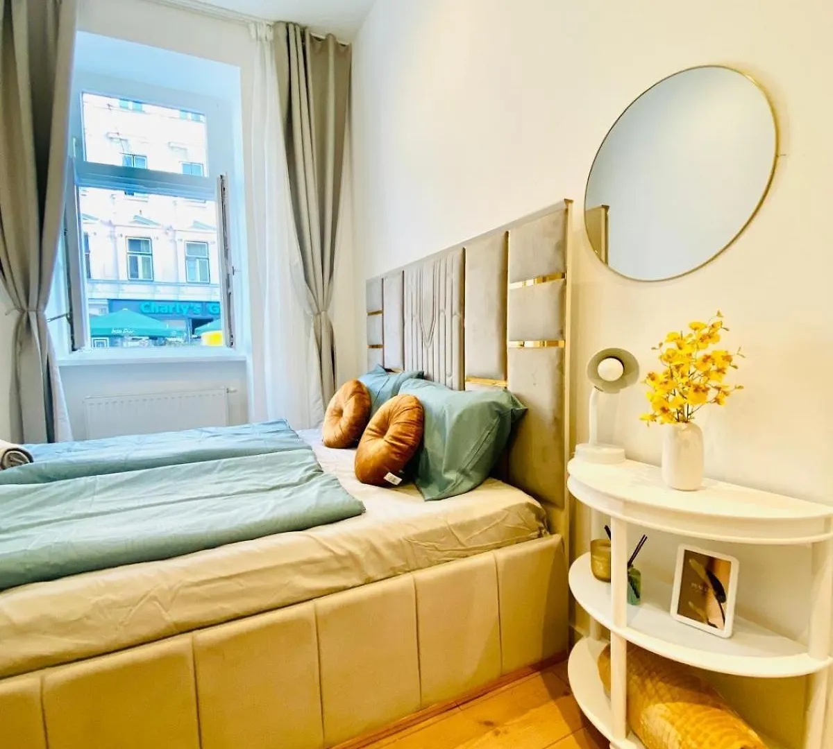 Ottakring Gem Shared 4-Br Retreat Breathtaking City Views ウィーン アパート