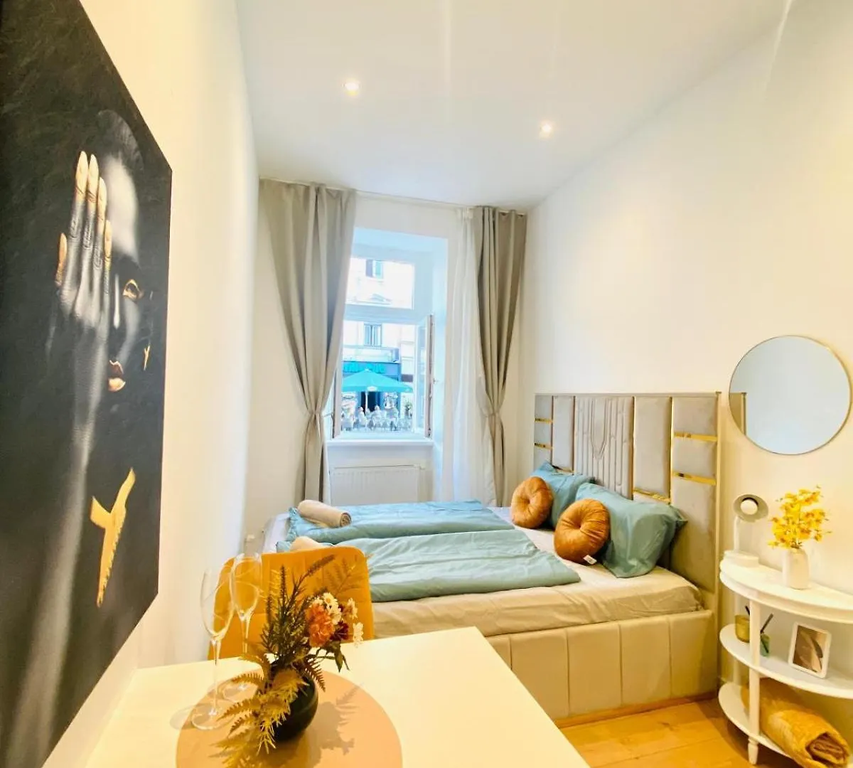 Ottakring Gem Shared 4-Br Retreat Breathtaking City Views ウィーン アパート