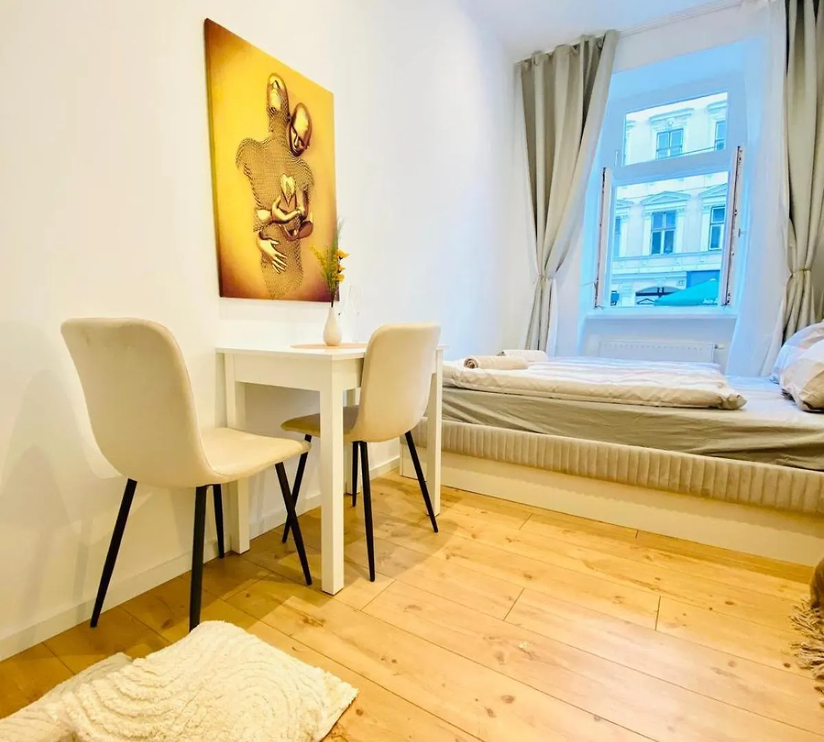 Ottakring Gem Shared 4-Br Retreat Breathtaking City Views ウィーン