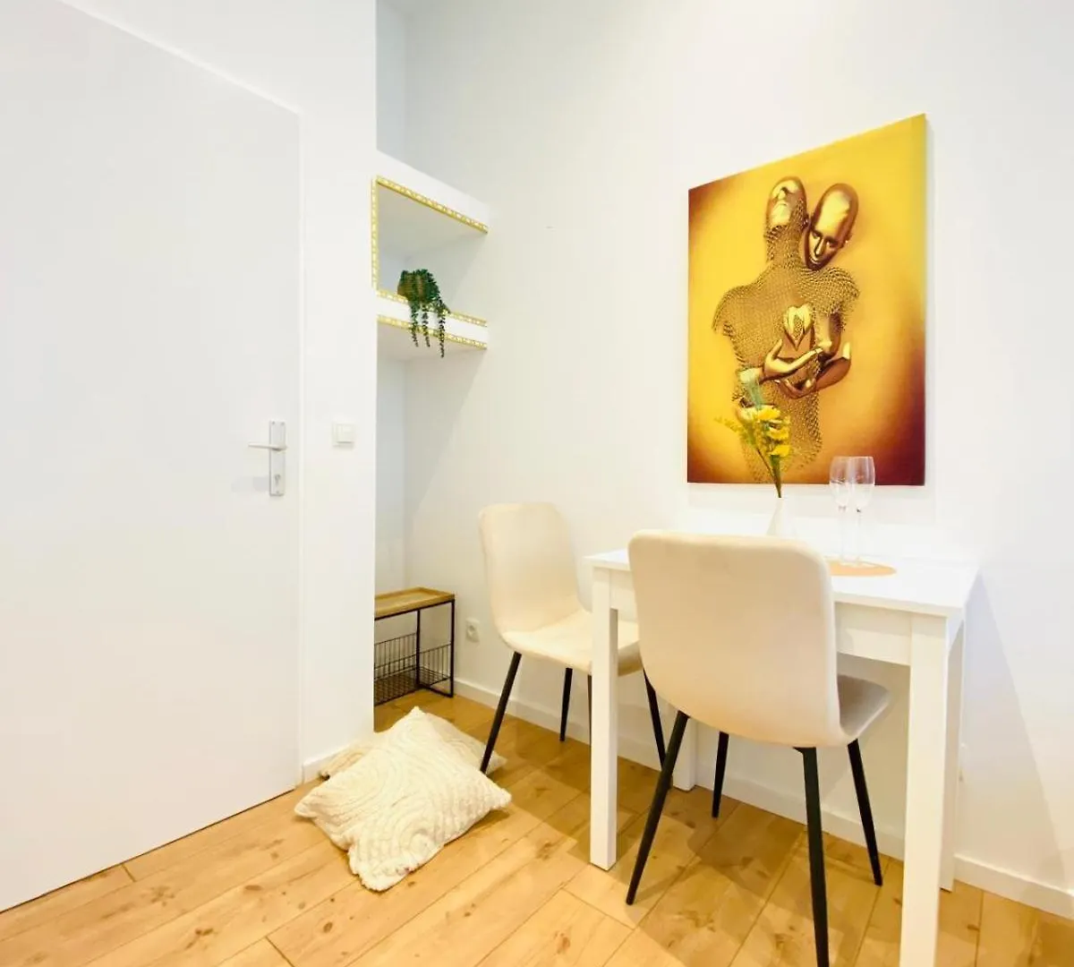 Ottakring Gem Shared 4-Br Retreat Breathtaking City Views ウィーン